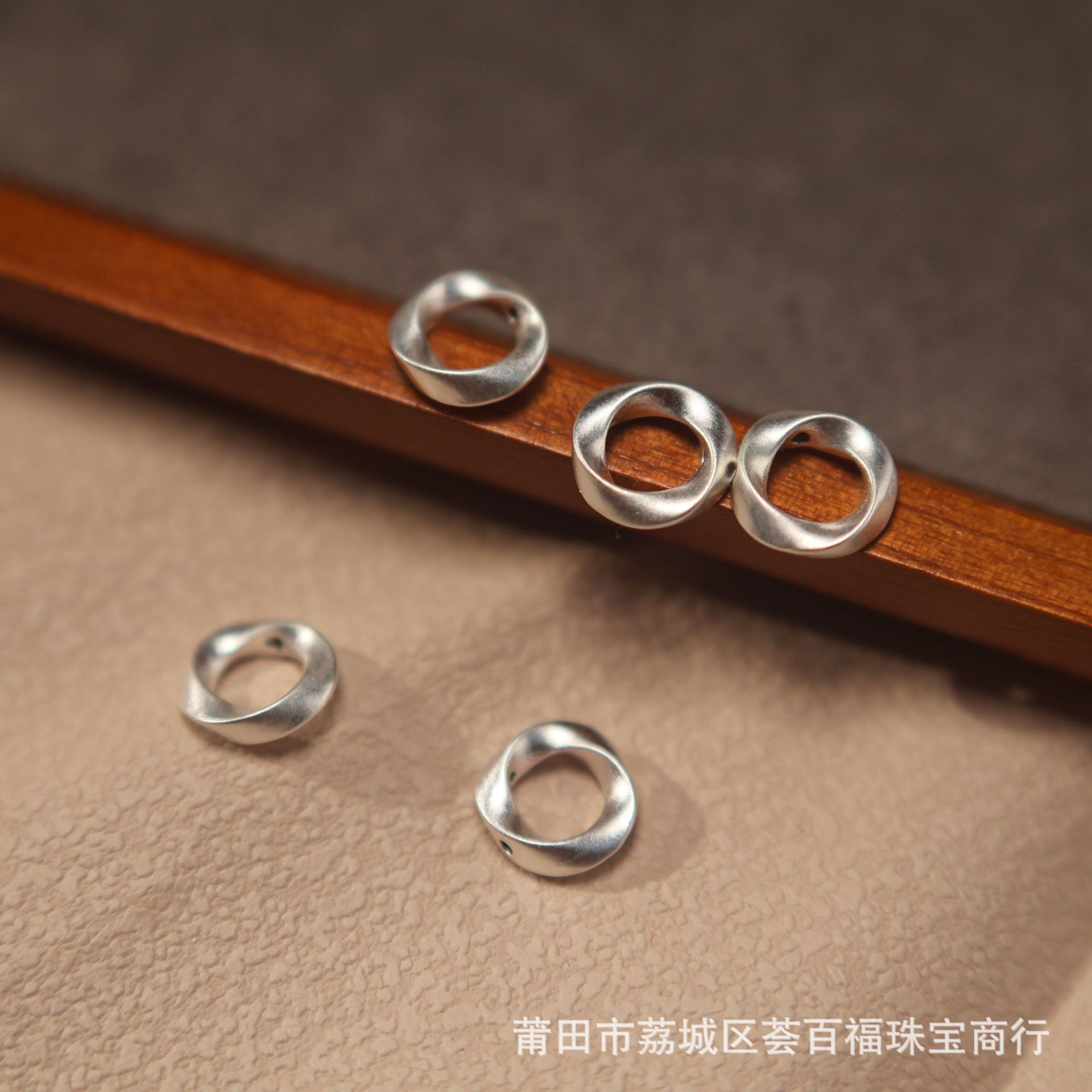Pure silver s999 Möbius 3D hard silver accessory, hollow fashion niche light luxury ins handmade silver spacer bead accessory