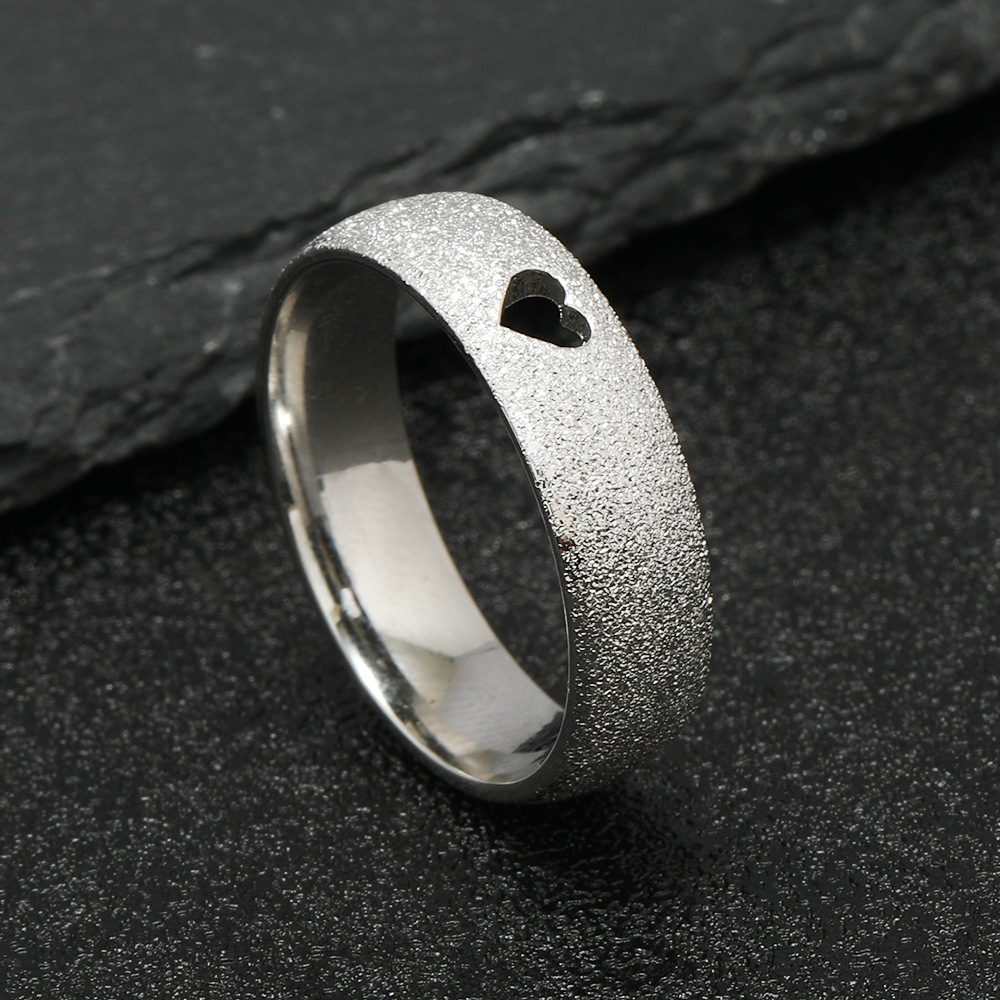 Cruz-frontera estilo europeo y americano creativo joyería de acero inoxidable corte corazón hueco ECG esmerilado titanio anillo de acero fabricante