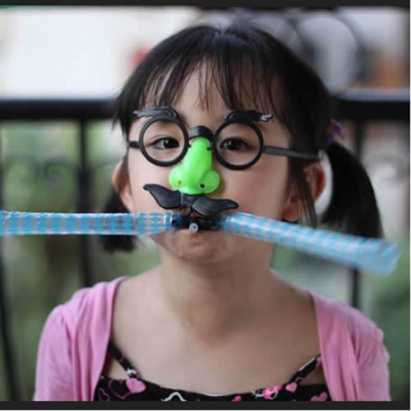 90. 수염을 불고 쳐다본다 (50의 배수로 사진을 찍어주세요)