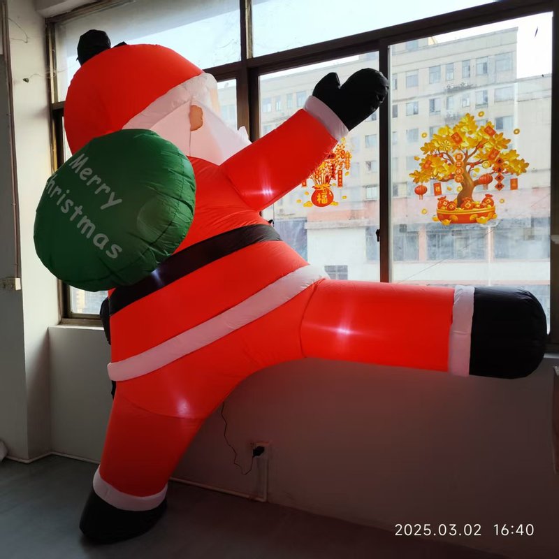 国境を越えた3メートルの壁に登るサンタクロースの空気型グリーンバックパッククリスマスの空気型老人の空気型|undefined