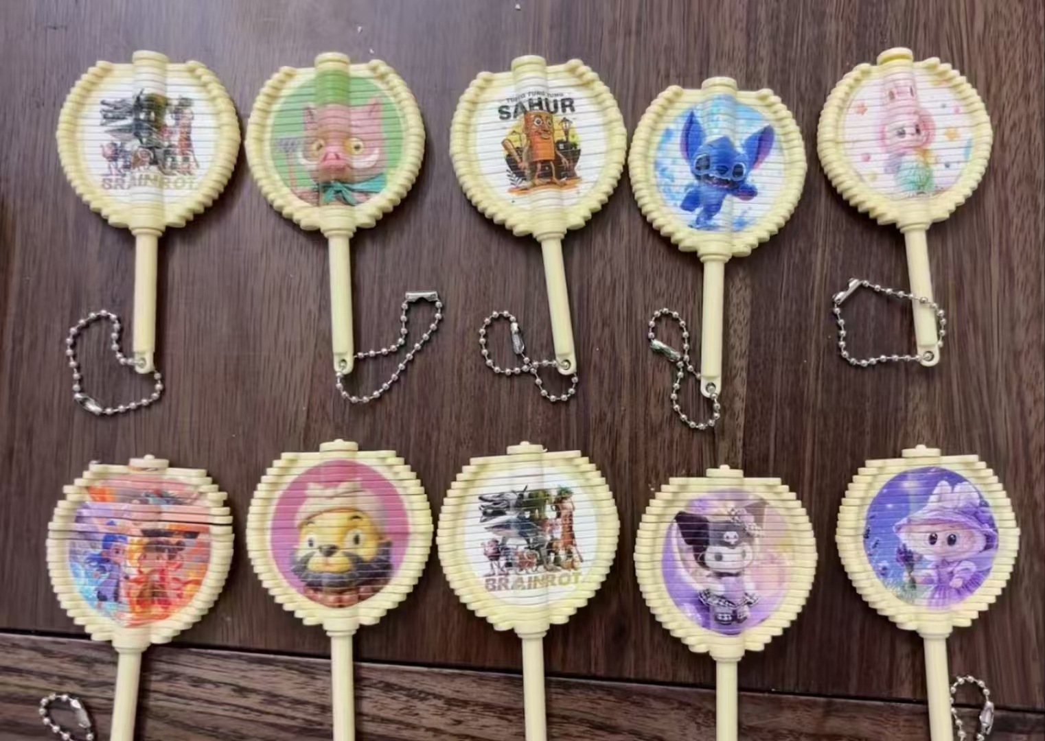 回転京劇の顔の譜の震える音の同じタイプの手はスパイラルの木のロリポップのABSの材質を揺らします。