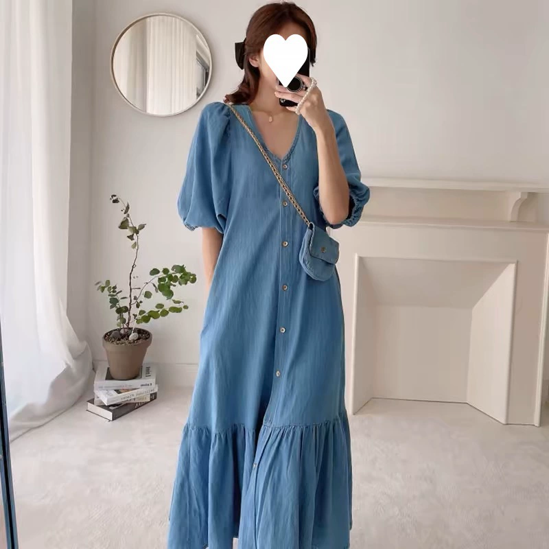 Летнее нишевое однобортное свободное повседневное платье из искусственного денима с v-образным вырезом и рюшами и короткими рукавами