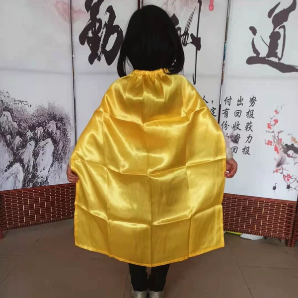 Yellow trench coat, 75×90cm