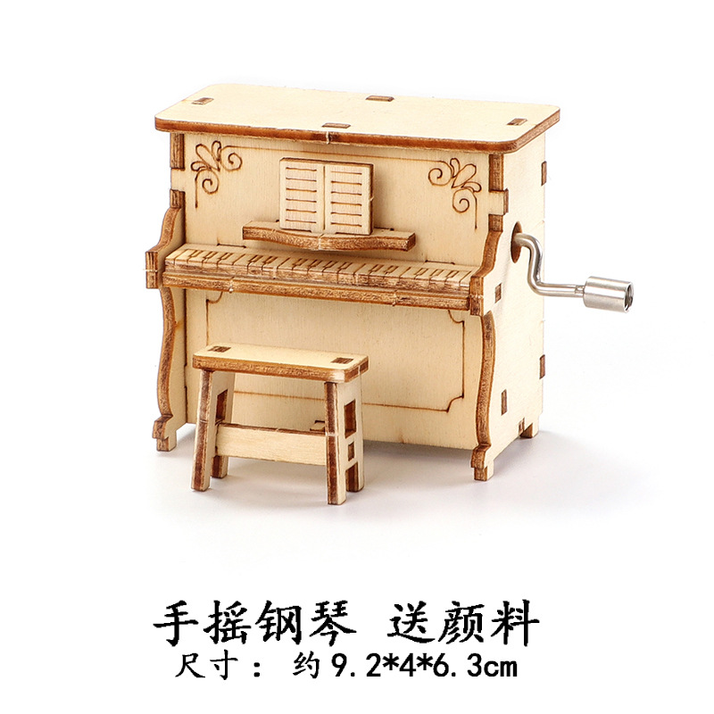 페인트가 달린 핸드 크랭크 피아노