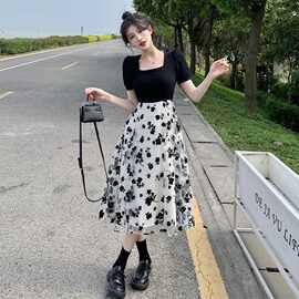 假两件碎花连衣裙女夏季2024新款收腰显瘦初恋气质修身方领A字裙