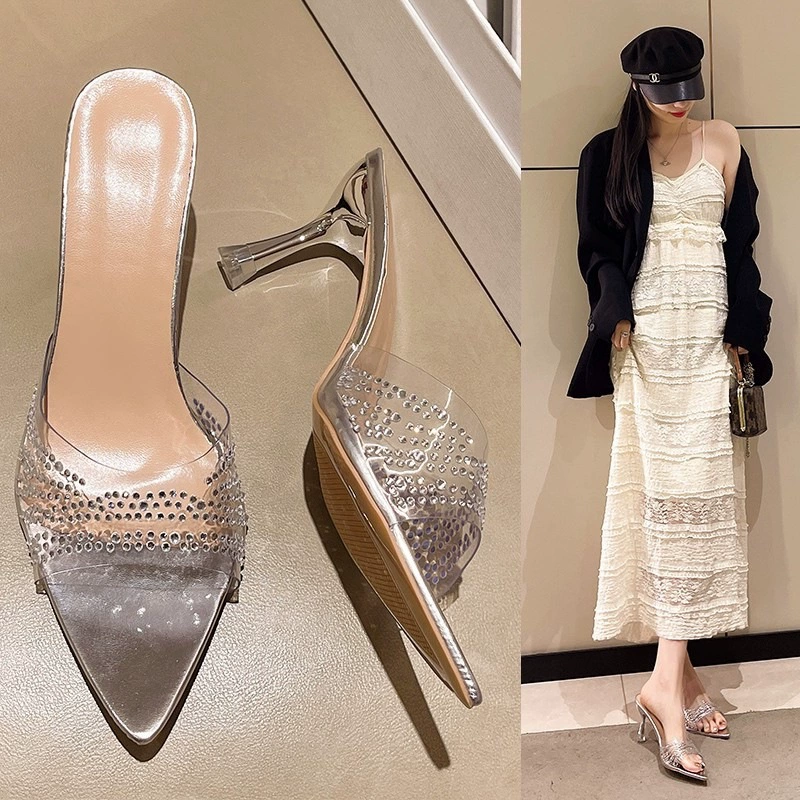 Водяные стразы прозрачные слова круто женщина 2025 новый открытый палец наконечный ПВХ сексуальный снаружи носить на каблуках женские тапочки