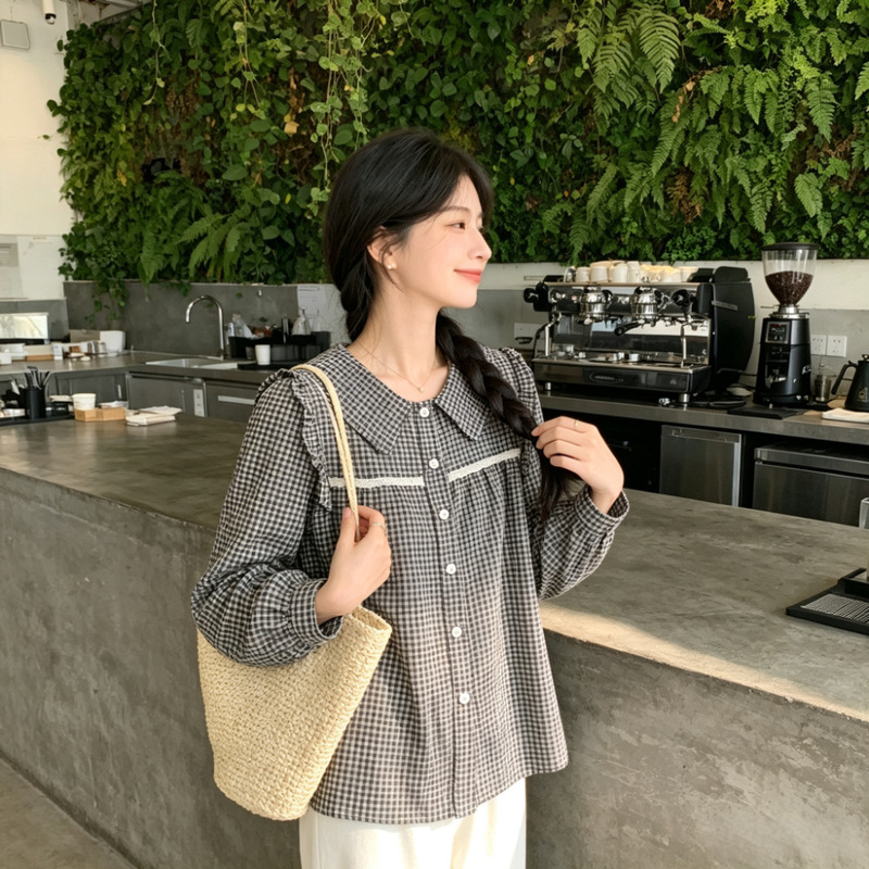 Korean-style, gentle and elegant black and white plaid long-sleeved shirt for women, perfect for autumn, with lace trim, a loose fit, and a doll collar Korean-style, gentle and elegant black and white plaid long-sleeved shirt for women, perfect for autumn, with lace trim, a loose fit, and a doll collar