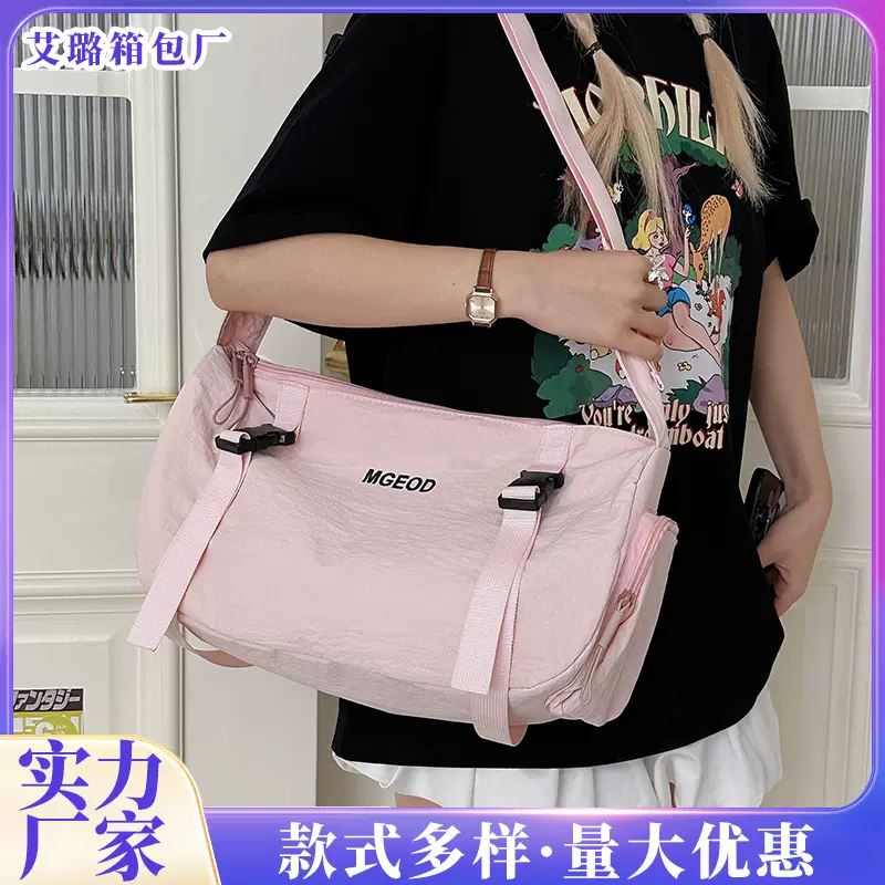 夏天大容量高级感户外休闲斜挎包包女2025新款粉色便携帆布健身包