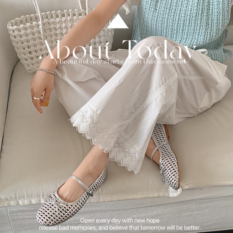 Sandal nữ quai chữ V đế bệt kiểu Pháp, mũi tròn, quai dệt nơ rỗng — vàng, trắng, bạc