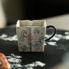 青花火石赤陶磁カップ家庭用シングルカップ主人カップは純粋な手描き芙蓉花品茗杯を持っている