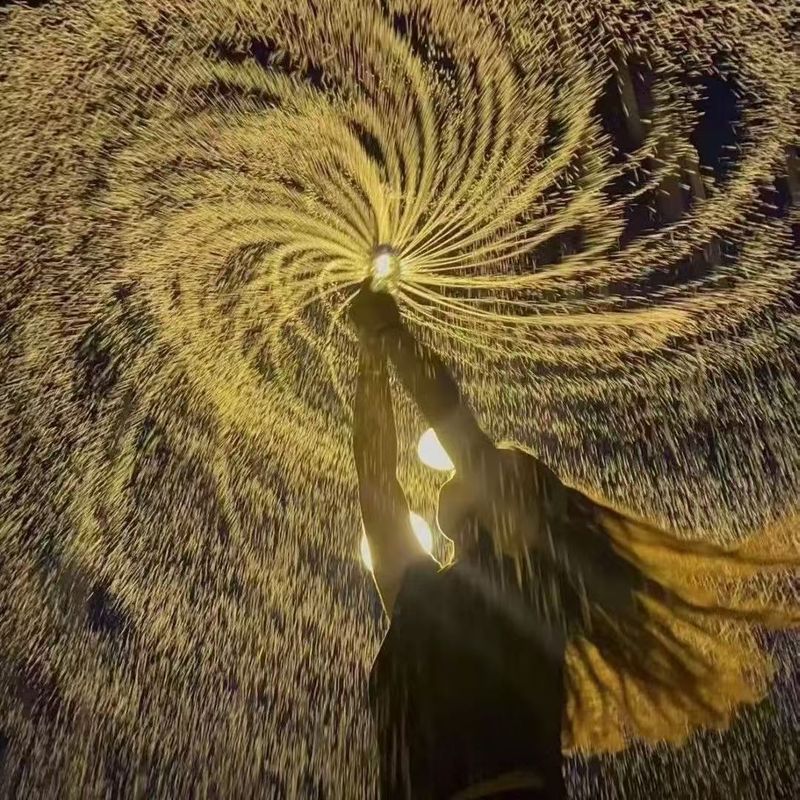 同じタイプの花火と水鉄砲のカップルの街灯の下で写真を撮って花火の雰囲気を記念します。|undefined