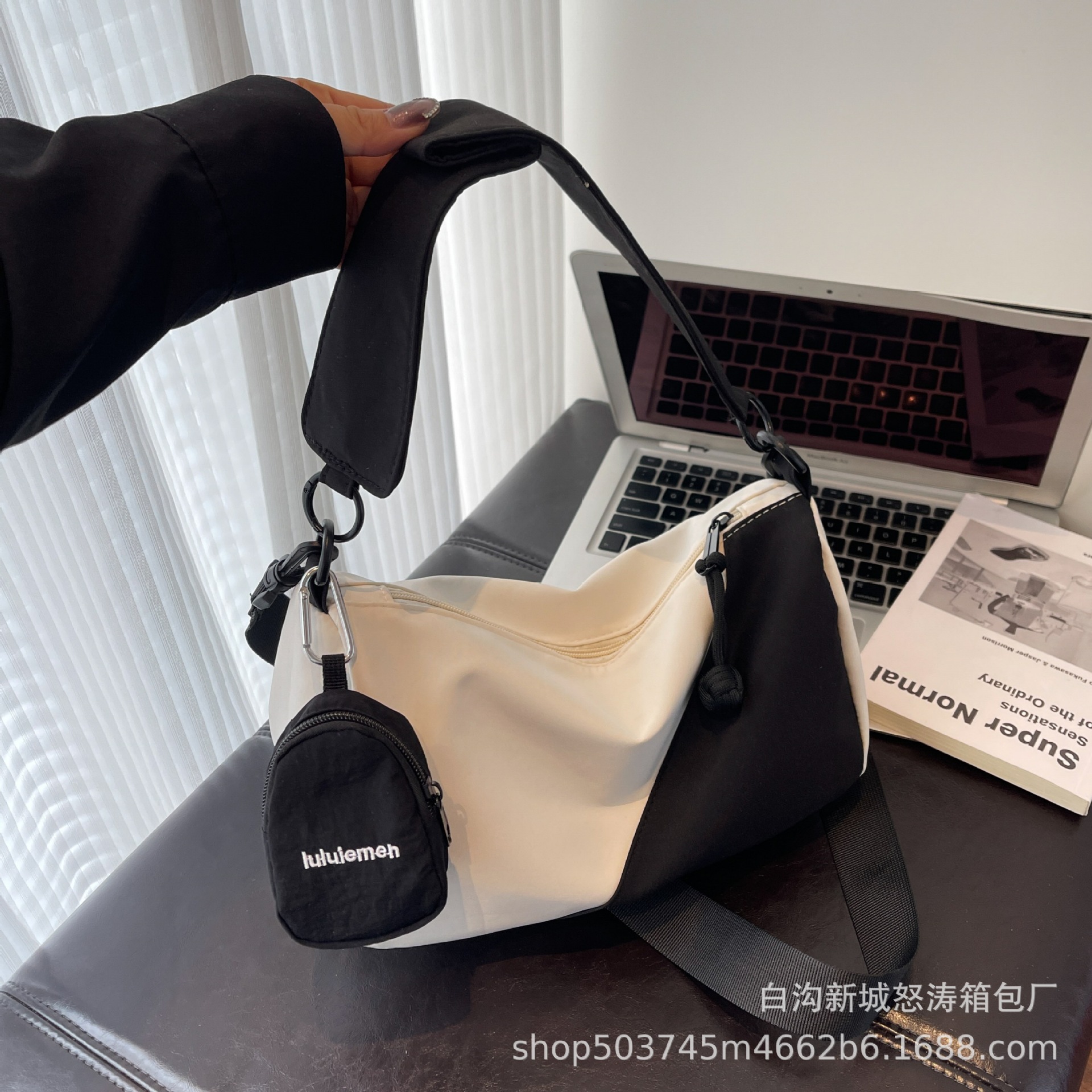 时尚单肩斜跨枕头包包女2025新款大容量小众网红sin休闲通勤包