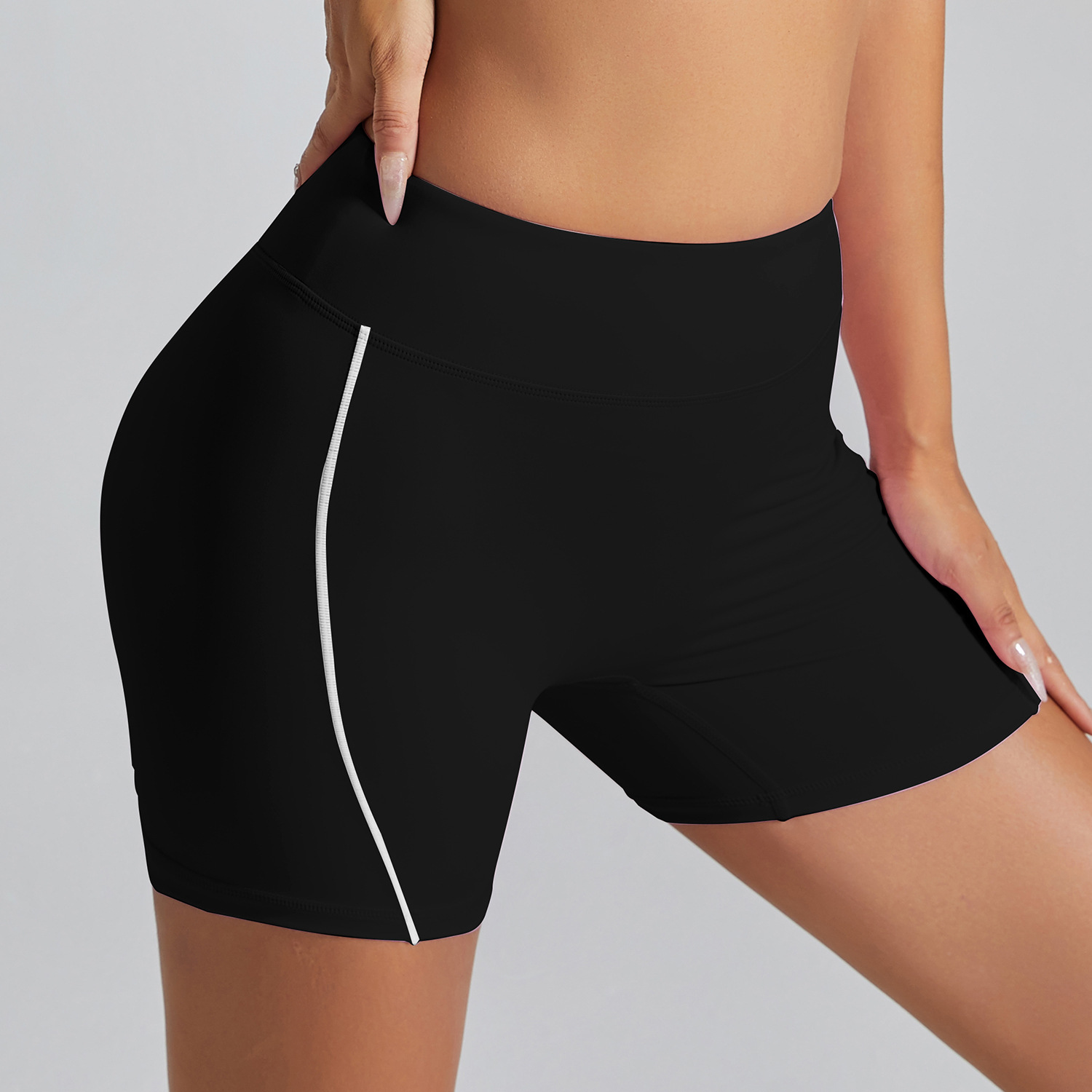 Pantalones cortos deportivos de color de contraste europeo y americano sin línea de vergüenza Cintura alta, ajustados desnudos, pantalones de yoga de fitness de cadera de melocotón, pantalones de tres puntos