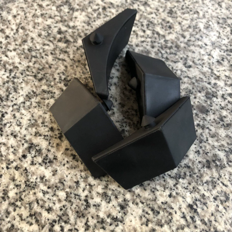 Поставляет производителям треугольный резиновый блок, резиновый фиксирующий блок, резиновая накладка, уплотнительная заглушка, силиконовый угловой протектор для предотвращения столкновений.