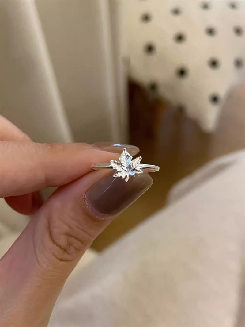 Anello da donna con foglia d'acero, leggero e alla moda, per l'indice, design di nicchia in stile coreano, tendenza con anello aperto regolabile_voghion.com