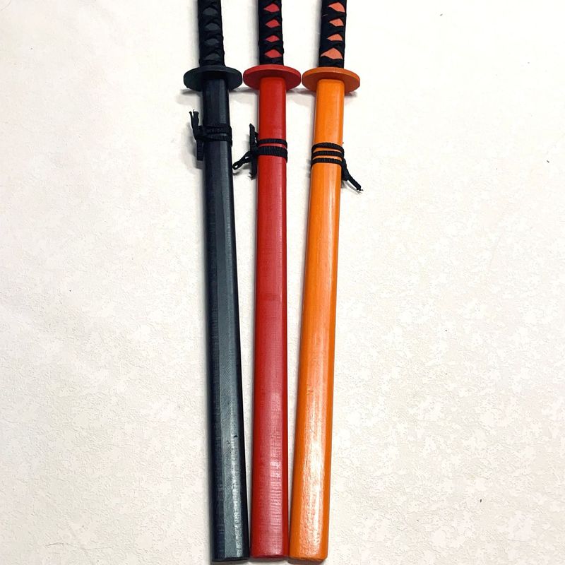 木のペンキの武士の刀の1メートルの東洋の刀の木の剣のシミュレーション兵器の子供のおもちゃのメーカーの直接販売の卸売り|undefined