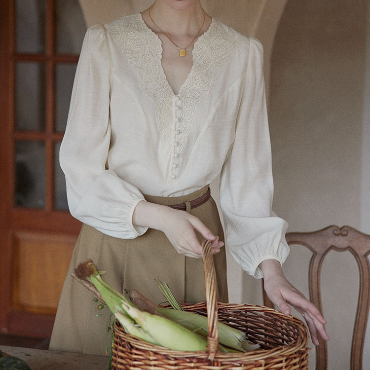 French Retro Heavy Industry Embroidered V Neck Shirt for Women 2025 Spring New Long-Sleeved Fashionable Top