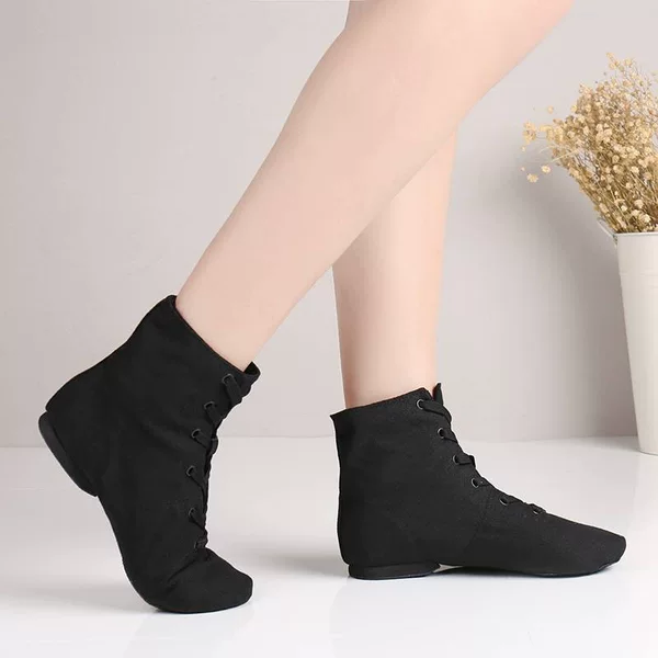 。 Dance shoes for adults and children, ballet shoes, flat high-top jazz boots, soft-soled practice shoes, women's cat paw dance shoes
