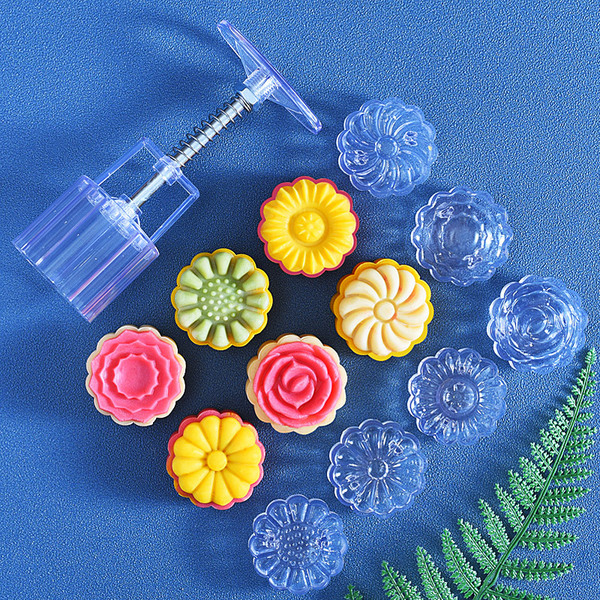 Three dimensional compact mold contains rose