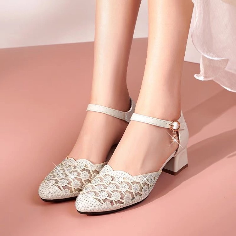 Nuevas sandalias para mujeres 2026 verano nuevo taladro de malla de diamante hueco de diamante suave zapatos de moda de madres
