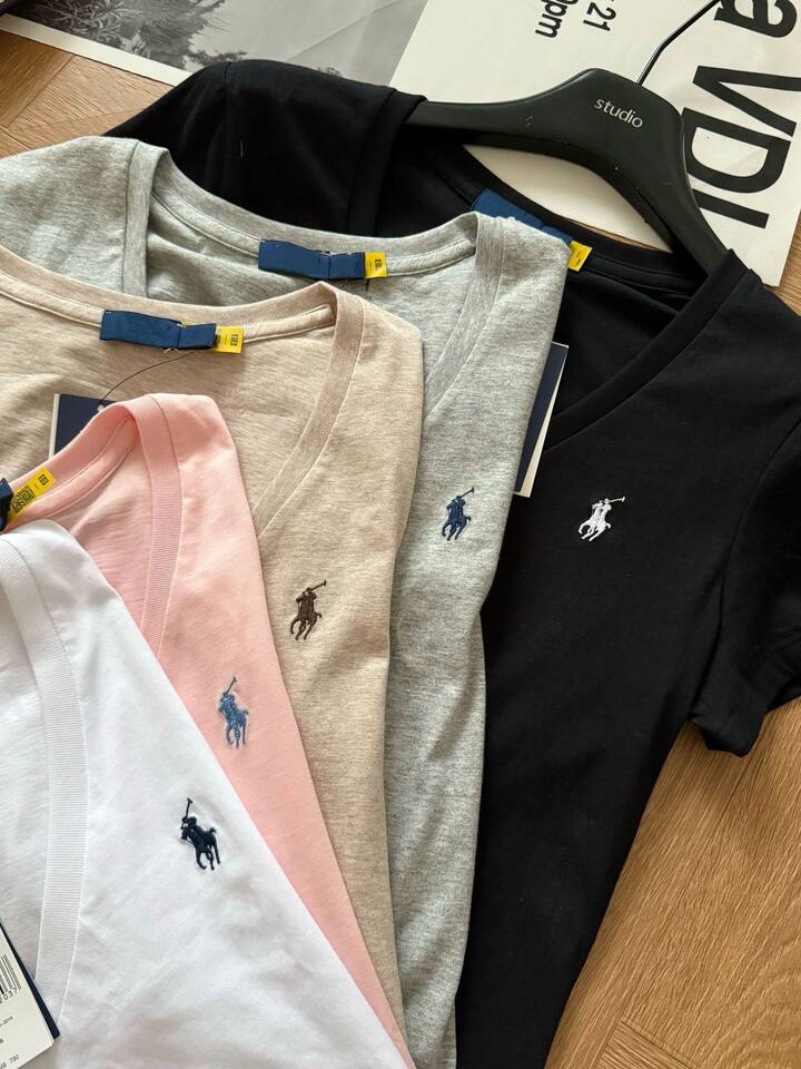 Áo thun nữ cotton tay ngắn cổ chữ V vai đứng thêu logo ngựa nhỏ, form rộng tôn dáng — Màu hồng, Màu trắng, Màu yến mạch, Xanh lá cây