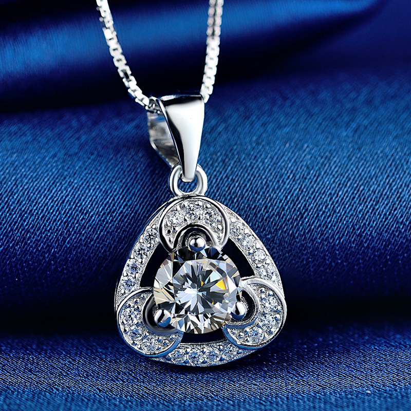S925 diamante de plata esterlina moda ligera y lujosa alta sensación colgante de diamante femenino fresco dulce colgante fuente al por mayor
