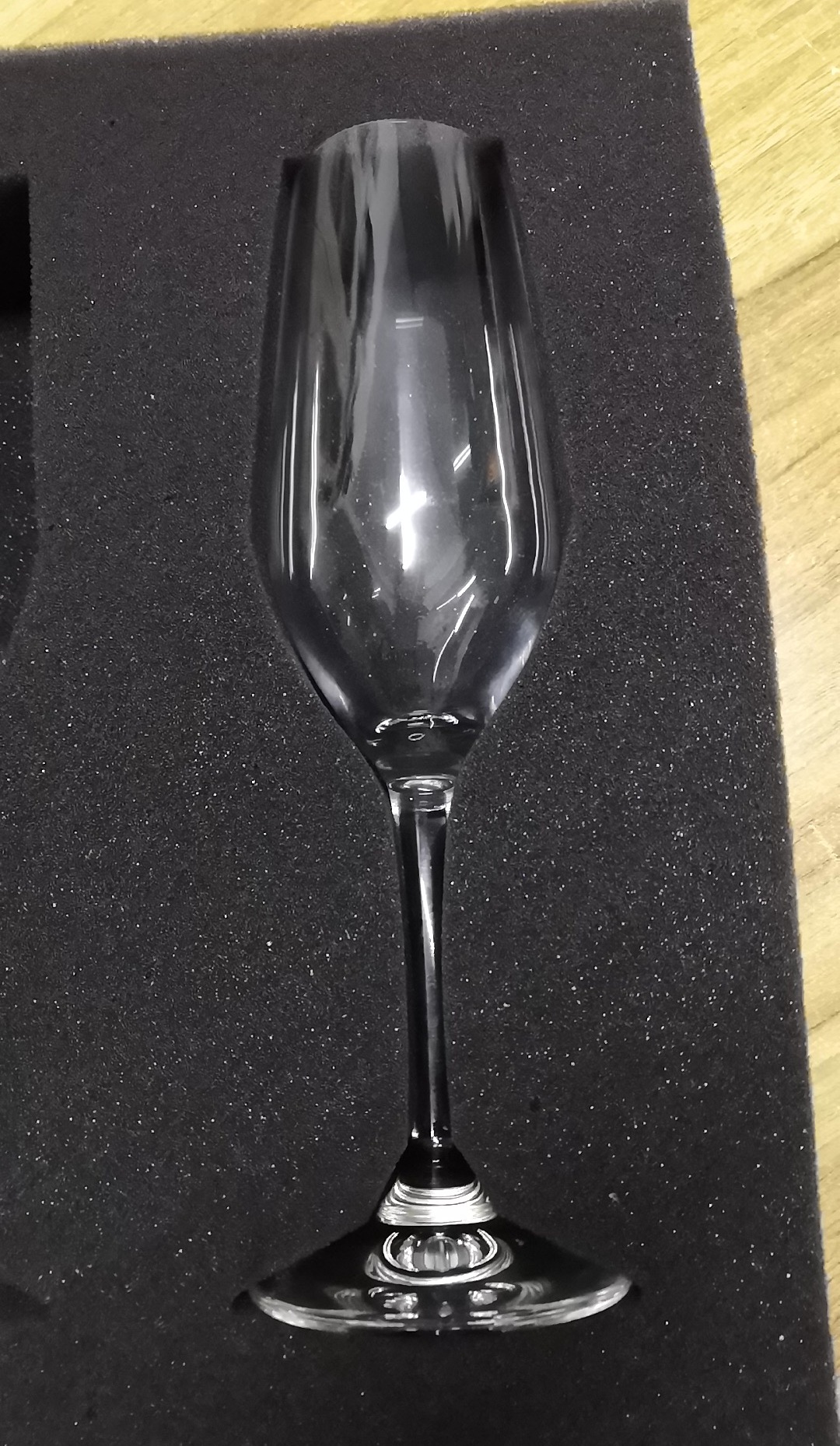 厂家供应黑色高密度30密度海绵包装高脚杯红酒杯内衬缓冲海绵