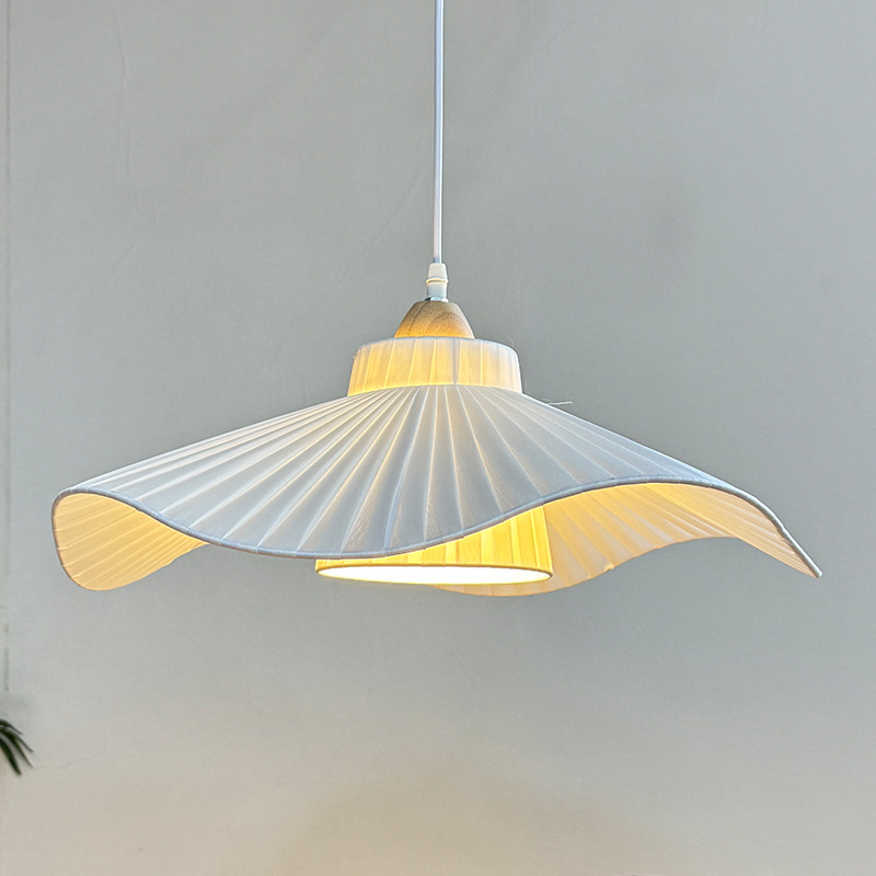 Lámpara de tela roja en línea Nórdica ins diseñador de arte de viento crema lámparas de dormitorio principal sensación de alto nivel de tela simple