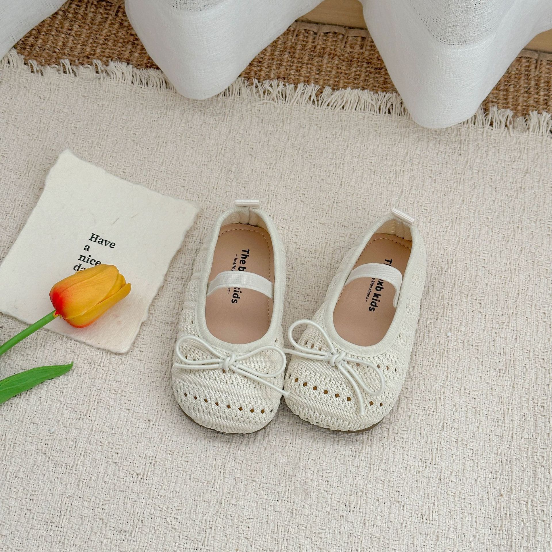 Bebé verano hueco zapatos transpirables para niños 2026 nuevo estilo de niña princesa sandálias de frijoles suaves