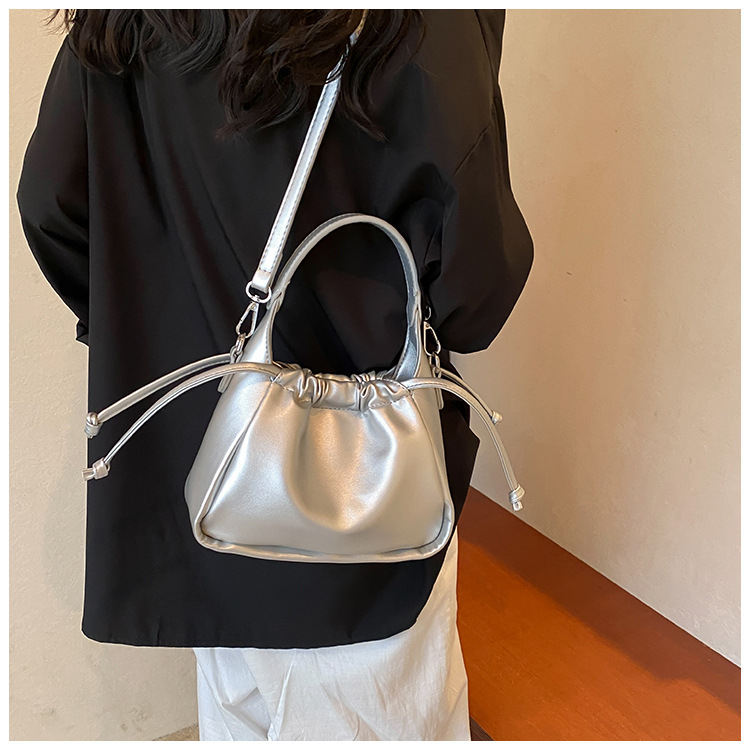 Korean version fashionable drawstring handbag for women 2024 new large capacity bucket commuting versatile shoulder_voghion.com