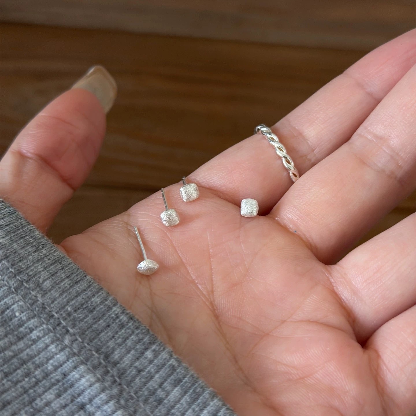 Brushed Geometric Square and Round Stud Earrings for Women, Versatile for Commuting, Matte Finish, Compact and Unique, Exquisite and Sophisticated Earrings