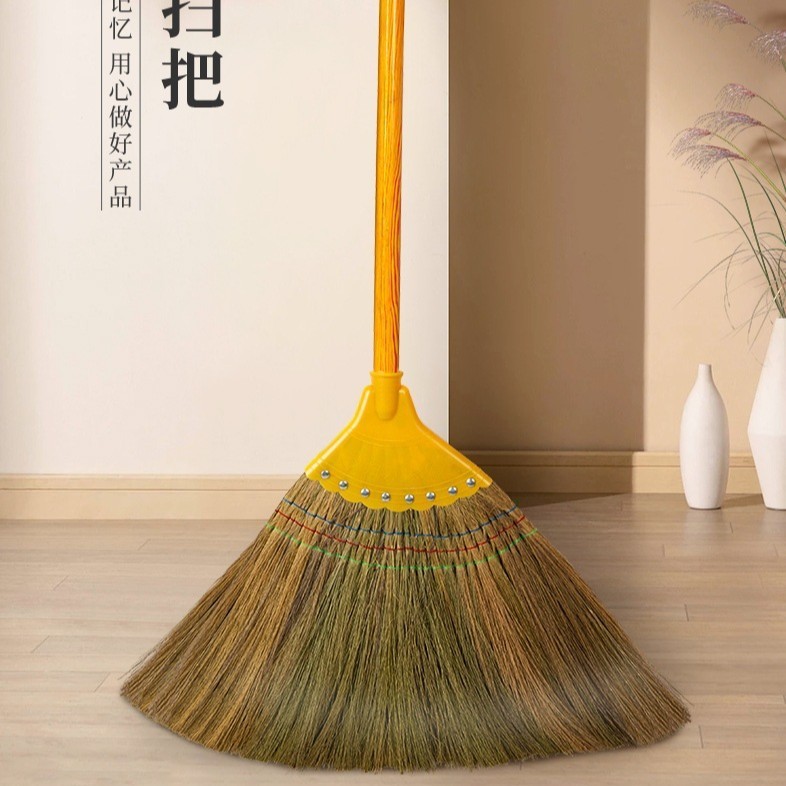 ススキのほうきは家庭用の掃除ほうきの柔らかい毛を髪にくっつかない古いコウリャンのほうきで庭の屋外のほうきを掃除します。|undefined