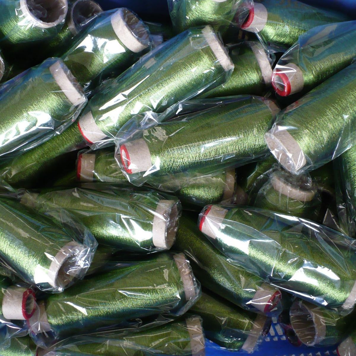 Z形加捻亮金皮包芯丝黑银机车缝制服饰面料线深红箔膜包涤纶芯线