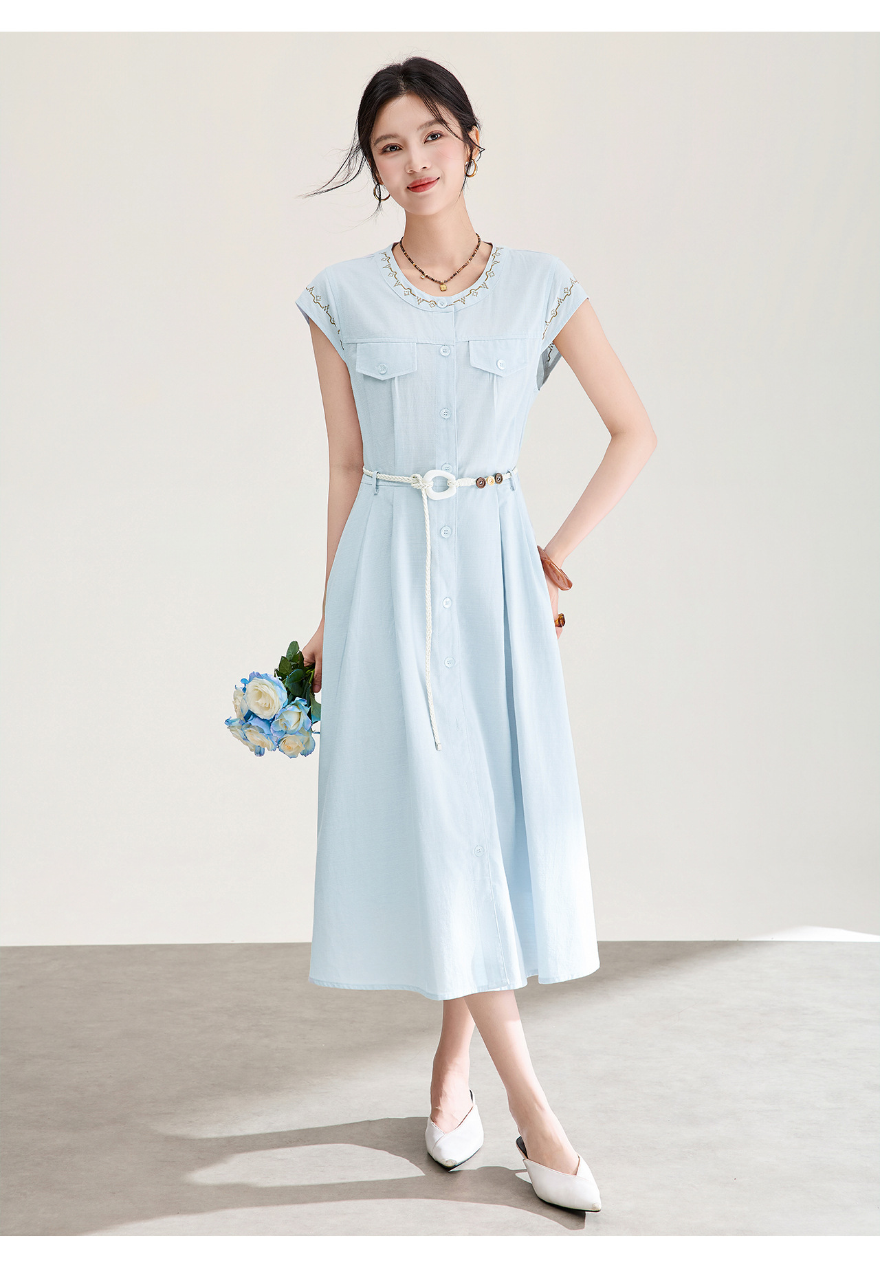 Đầm maxi nữ thắt eo chất liệu tơ tằm phối ren thêu hoa, dáng suông nhẹ, tay ngắn — màu sắc chi tiết 17