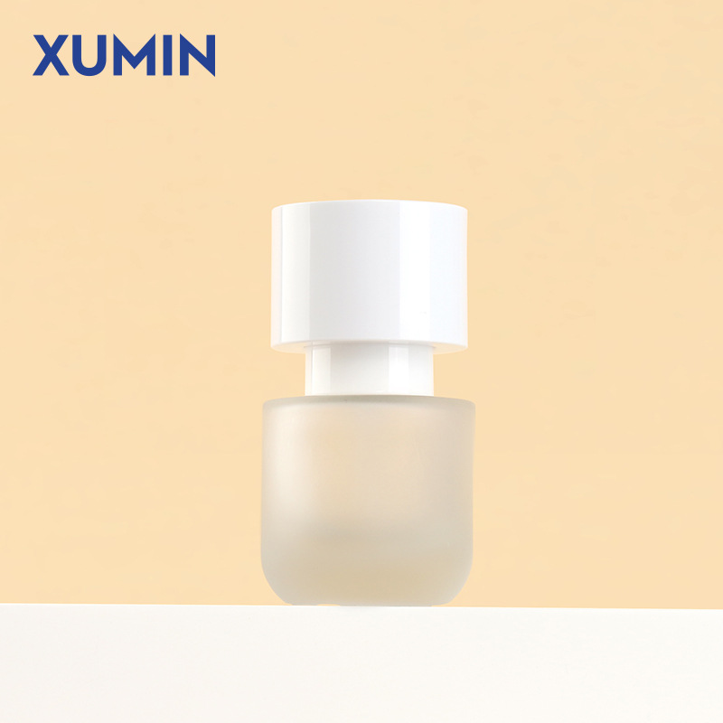 Botella de traje de vidrio cosmético de nuevo producto 30 ml / 100 ml botella de presión de emulsión exfoliante 30 - 50g material de embalaje de botella de crema