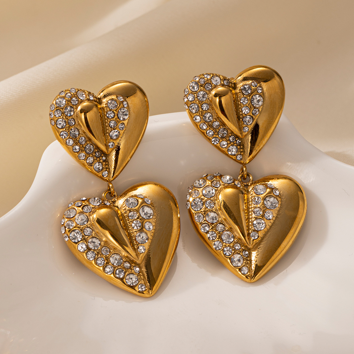 Taina europa y americana de acero inoxidable de acero titanio no se desvanece, moda transfronteriza de venta caliente de joyas de orejas de amor de orejas para mujeres