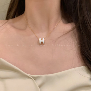 Light luxury H letter pendant necklace for women, French niche high-end necklace, summer titanium steel non-fading clavicle chain, hot style