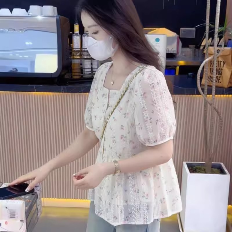 Áo sơ mi nữ cổ vuông ren tay phồng họa tiết hoa nhỏ dáng ngắn — Hoa nhỏ