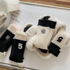 Embroidered black and white contrast socks for women, mid-calf socks for autumn and winter, thickened and warm, Japanese style outerwear, Internet celebrity socks