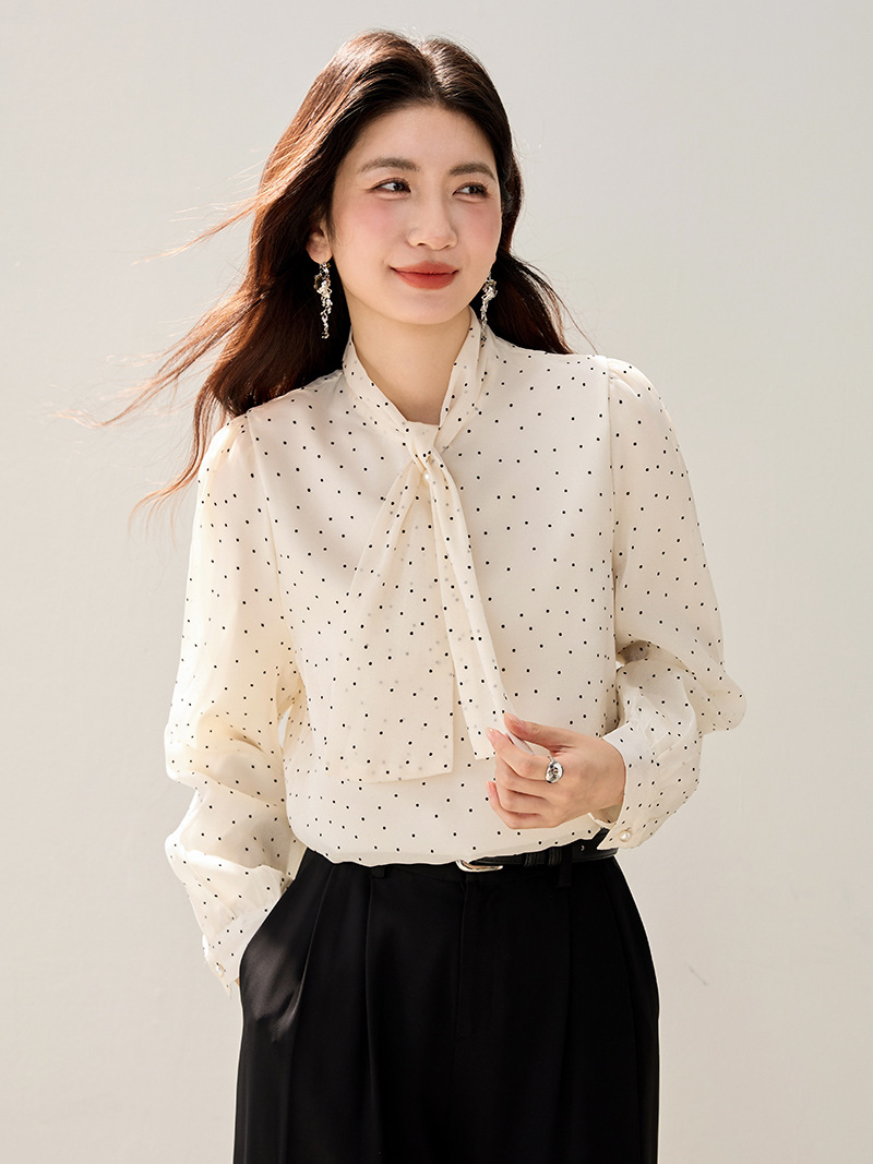Áo sơ mi nữ dài tay cổ đứng in chấm bi kèm nơ bướm — trắng