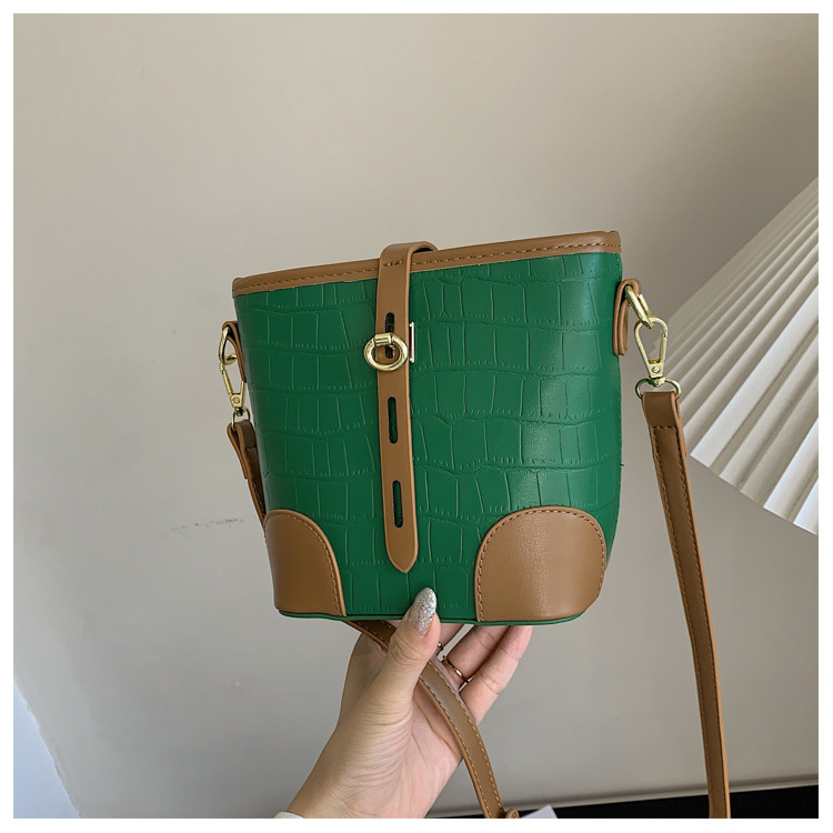 Nihaojewelry Fashion Texture Crocodile Pattern One-shoulder Messenger Bucket Bag Wholesale display picture 88