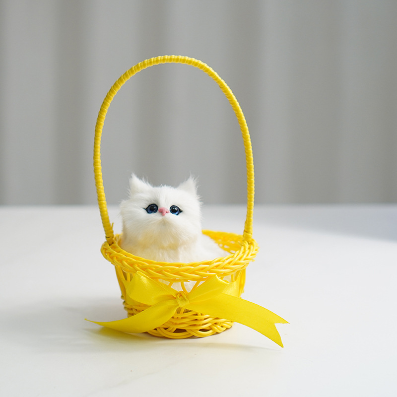 높은 바구니 (노랑) + 작은 흰 고양이가 짖을 수 있습니다