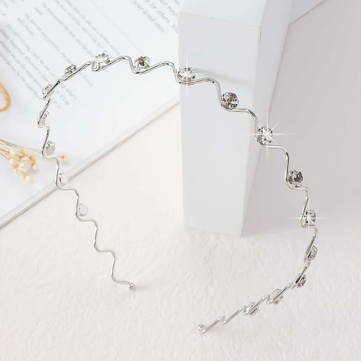 Estilo coreano simple diadema delgada de metal exquisito diamante incrustado diadema de onda de alto grado de novia princesa horquilla accesorios para el cabello al por mayor