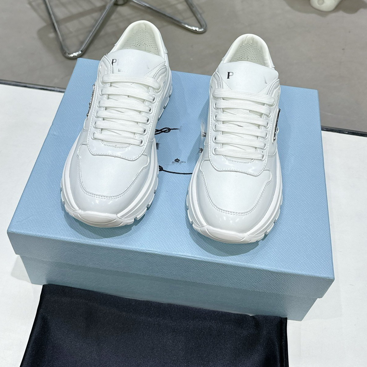 Zapatos deportivos casuales de color pequeño zapato blanco alto zapato de baloncesto zapatos de carrera con suela gruesa diente botas cortas zapatos planos con suela gruesa