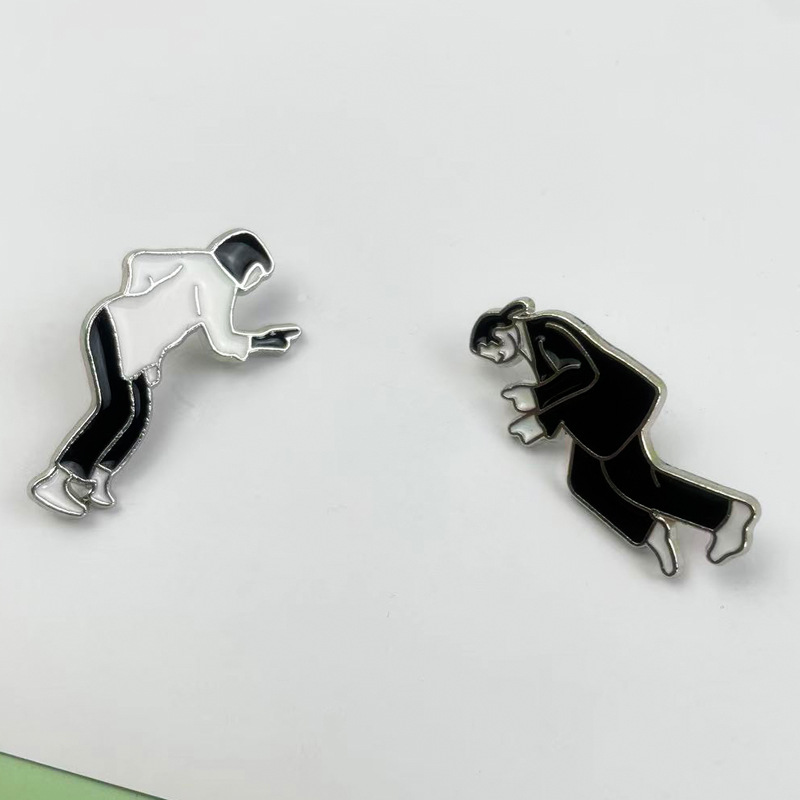 Broche de metal de personajes periféricos de películas transfronterizas, ropa de hombre en blanco y negro simple creativo, mochila, accesorios, collar de insignia
