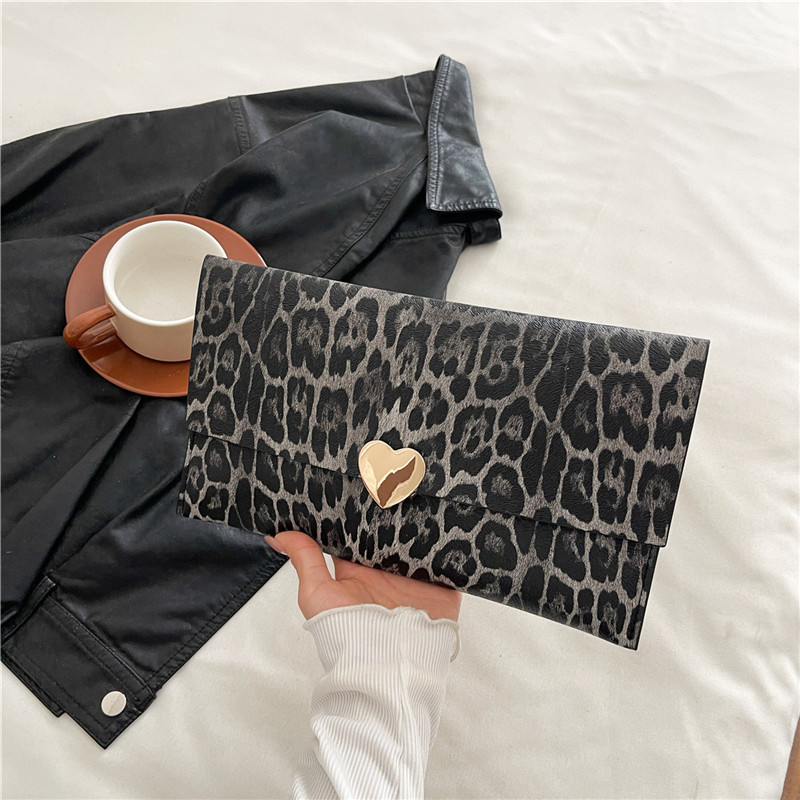 Temperamento bolso de mano con estampado de leopardo 2025 nuevo estilo estilo occidental moda de este año textura simple hermoso bolso cuadrado pequeño simple