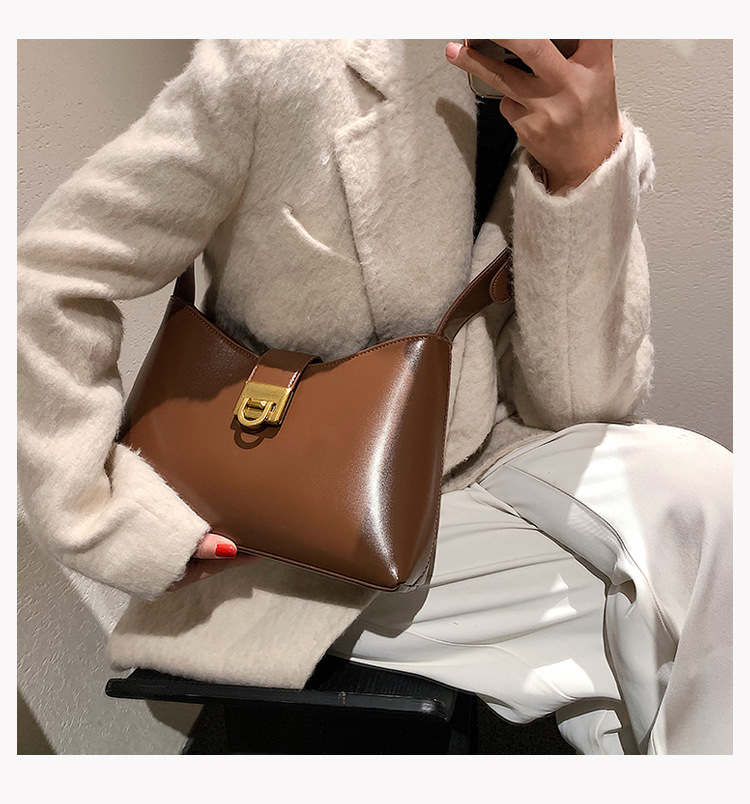 2021 New Bucket Female Bag Korean Solid Color Large-capacity Commuter Diagonal Bag display picture 93