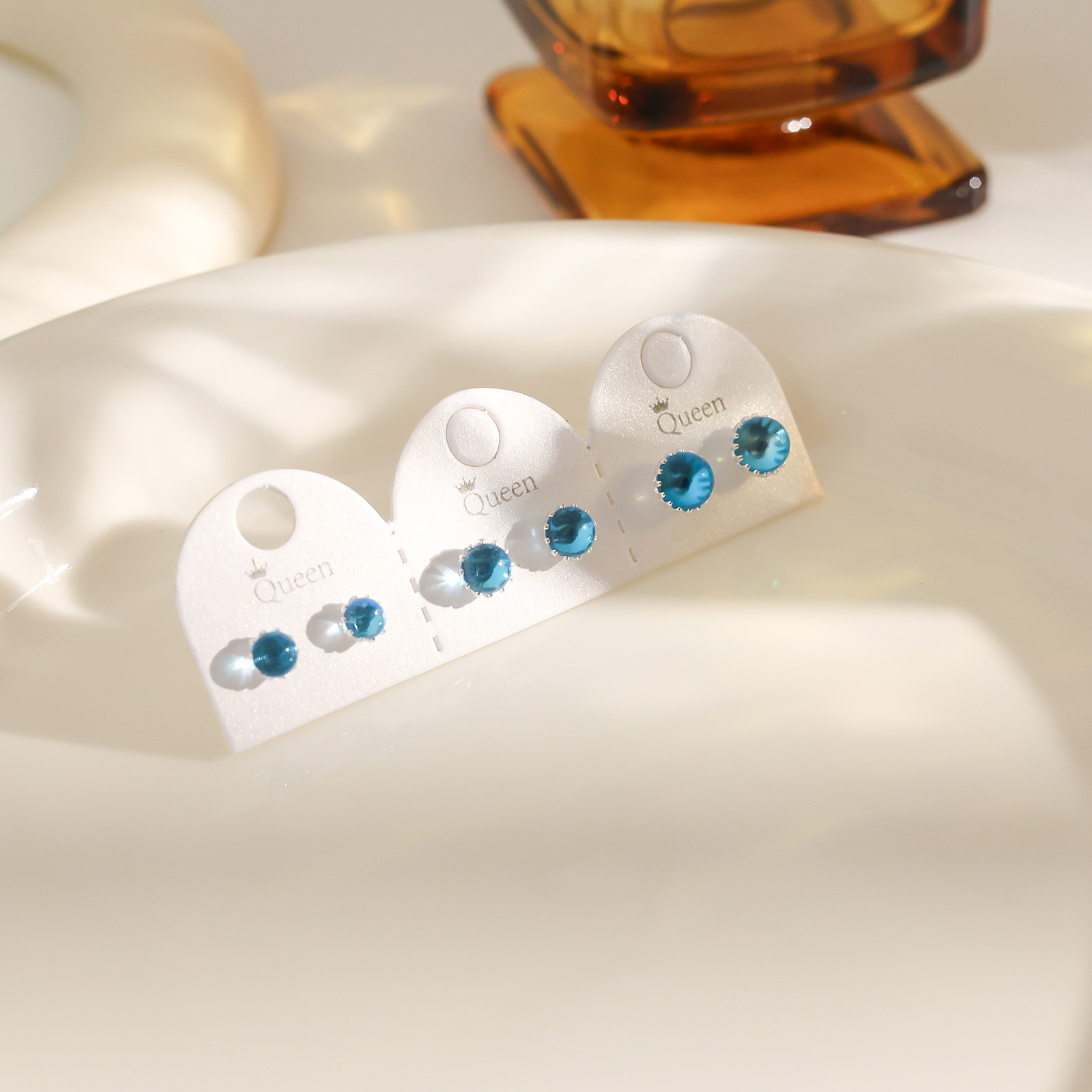 Juego de pendientes de aguja plateados, sencillos y compactos para mujer, pendientes geométricos en forma de corazón, bonitos, dulces y versátiles, venta al por mayor para puestos de mercado