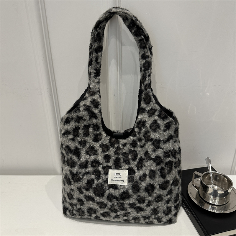 Moda de invierno perezoso nuevo bolso de peluche estampado leopardo 2024, otoño y invierno nuevo temperamento bolso de hombro bajo la axila de mujer