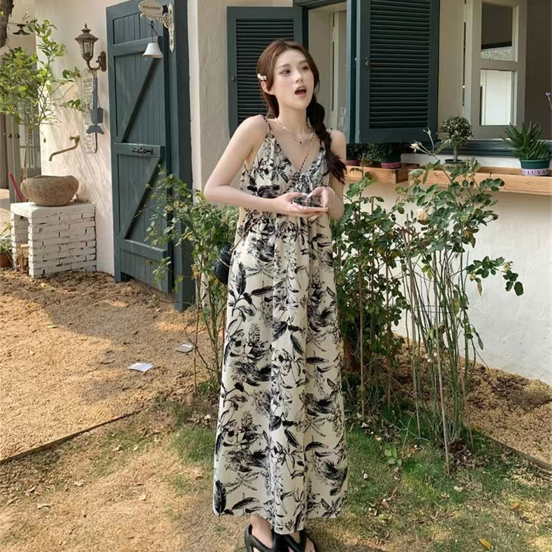 海边度假碎花吊带连衣裙子女夏季新款小众设计感茶歇法式中长裙
